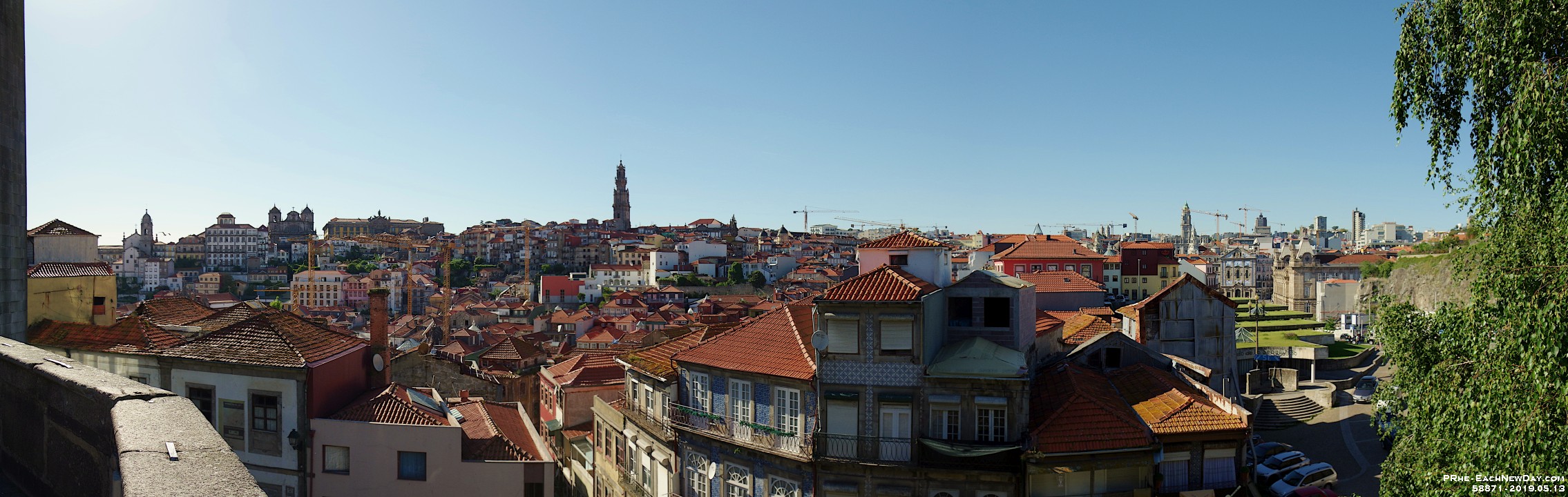 58871PaUsmLe - Walking to the Douro River - Porto, Portugal